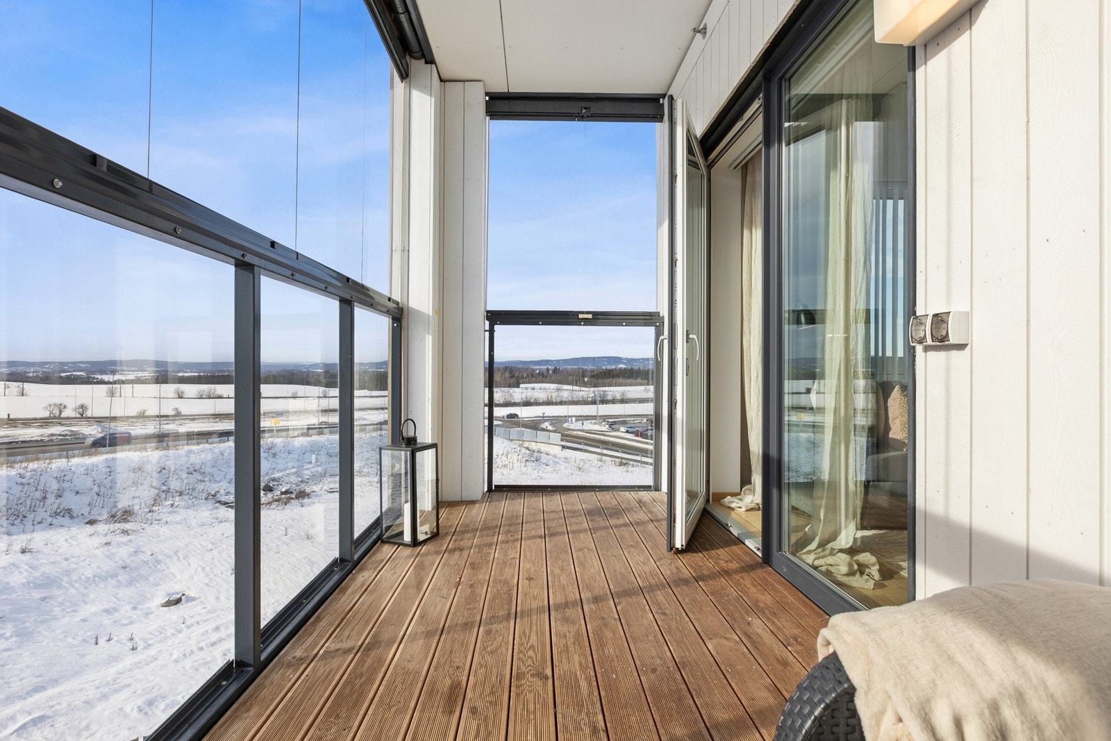 Herlig innglasset balkong hvor uteområde kan nytes året rundt. Galleribilde