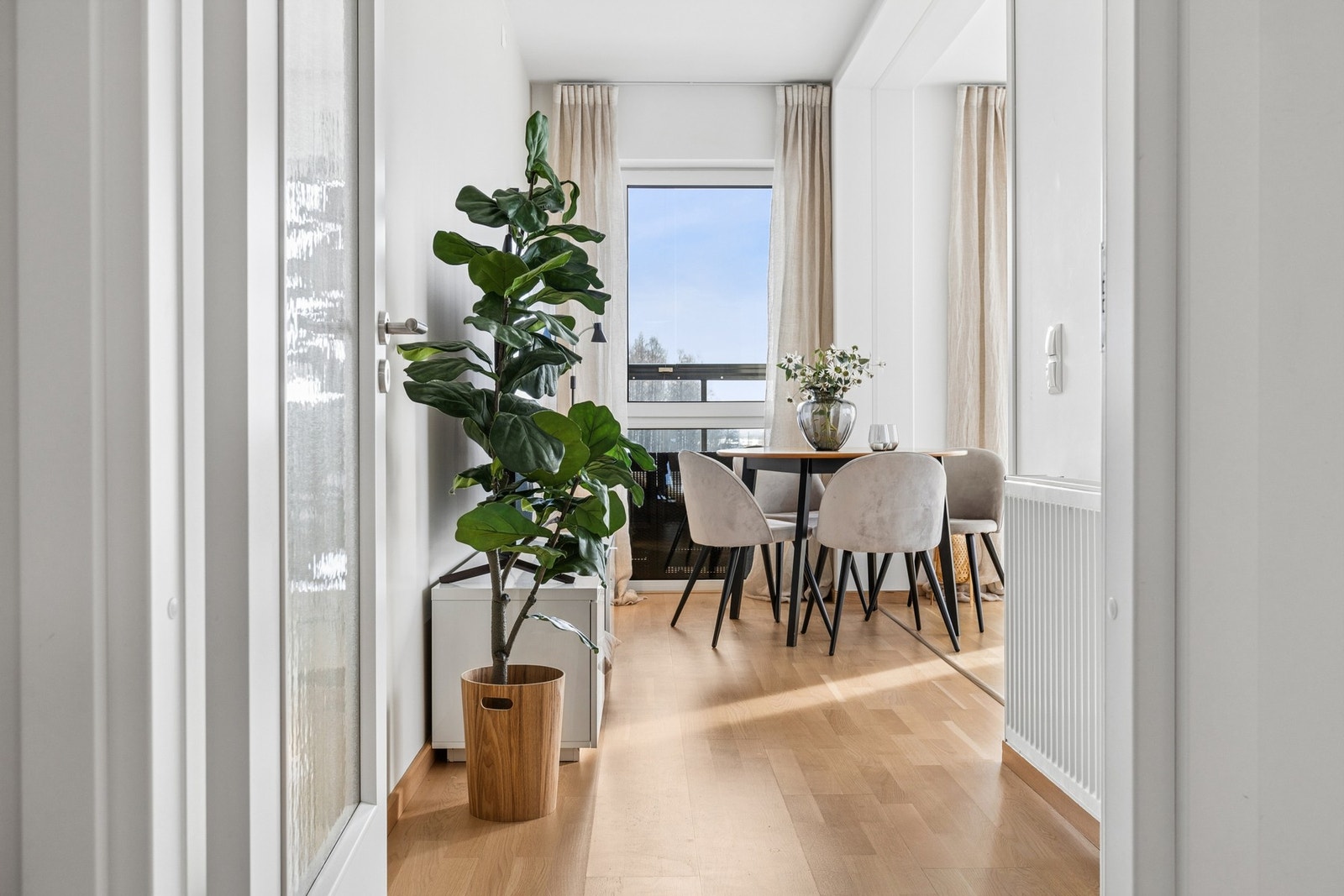 Videre inn i boligen kommer du inn til hjerte av boligen. Galleribilde