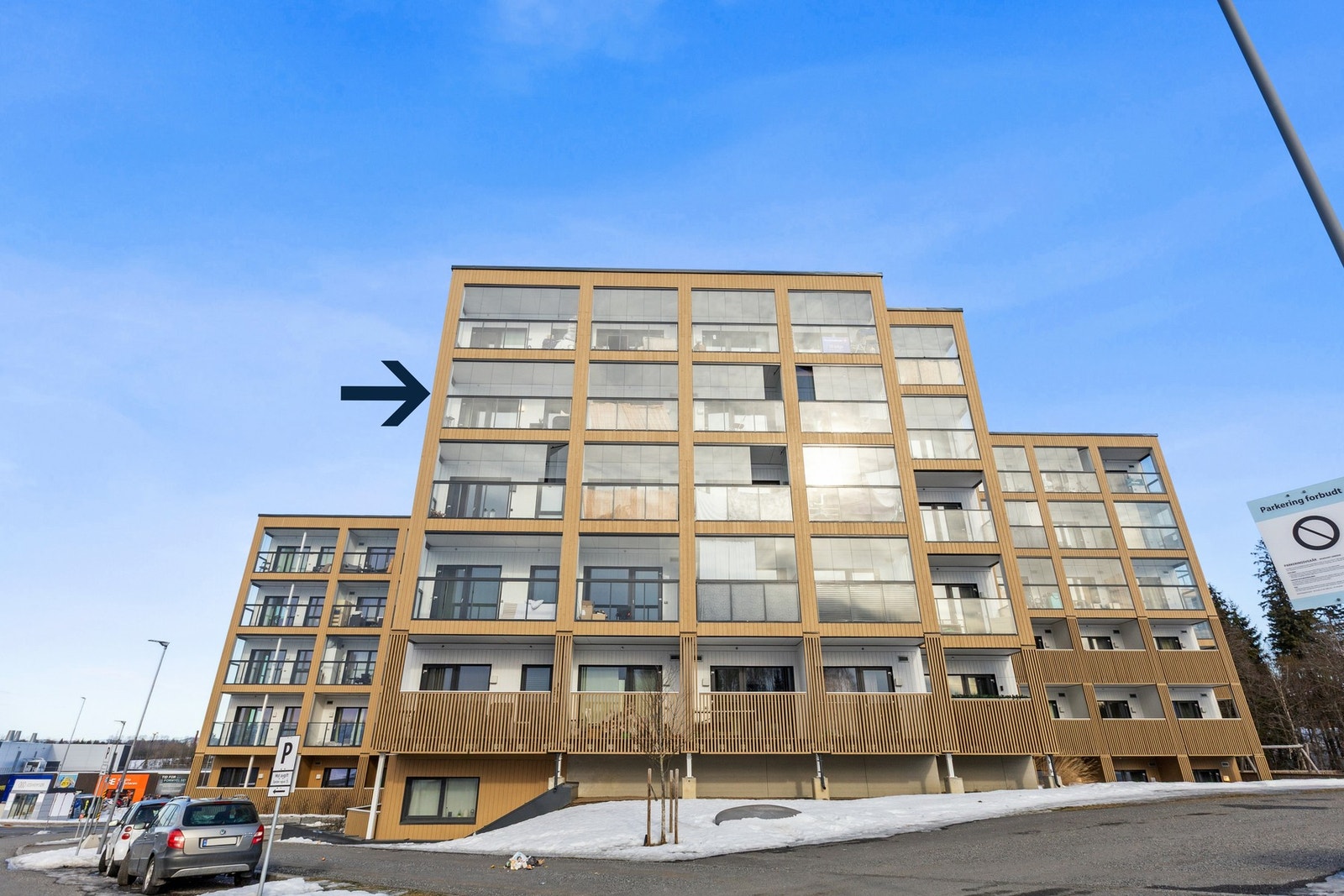 Dagligvarehandelen gjøres enkelt med Rema 1000 kun ca. 100 meter unna, og Jessheim Storsenter ligger i gangavstand. Galleribilde