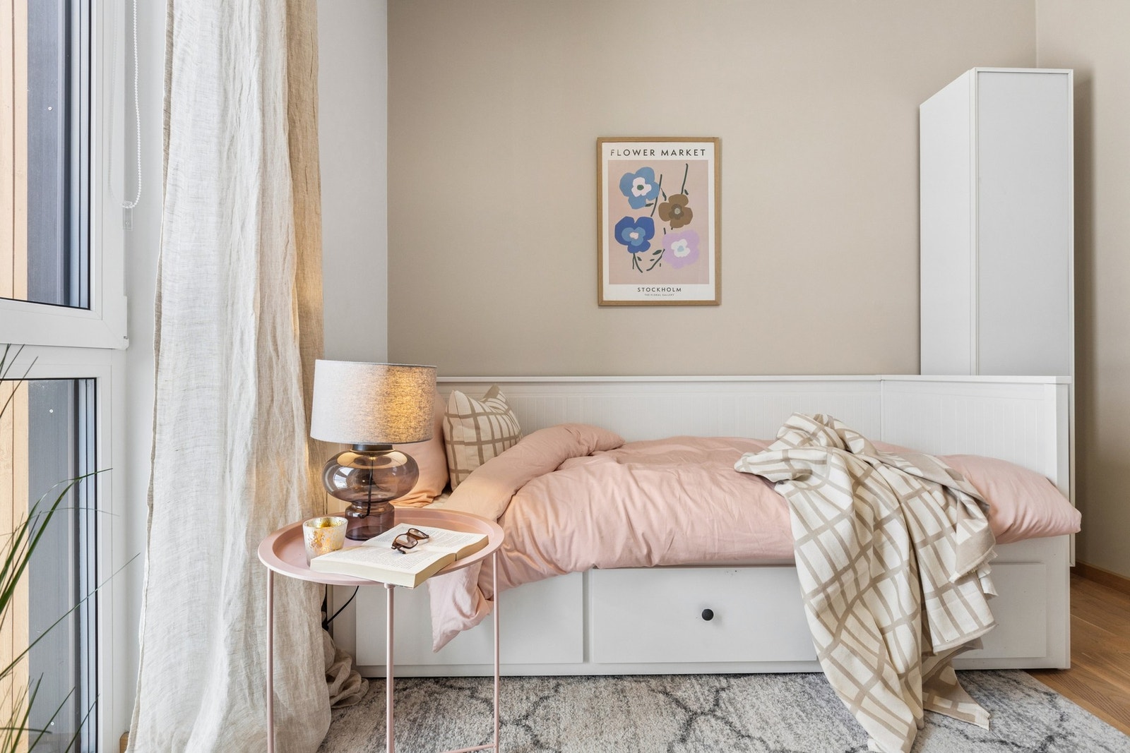 Soverommet har plass til seng, garderobeløsning og annet ønskelig soveromsmøblement. Galleribilde