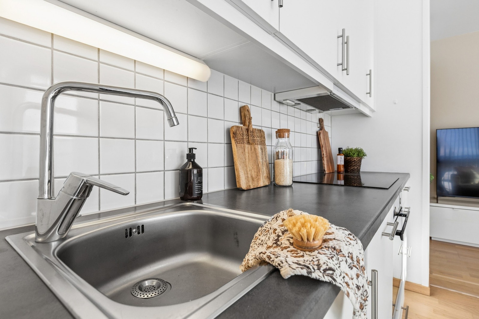 Kjøkkenet har også underskaps belysning, flislagte vegger og godt med skapplass. Galleribilde