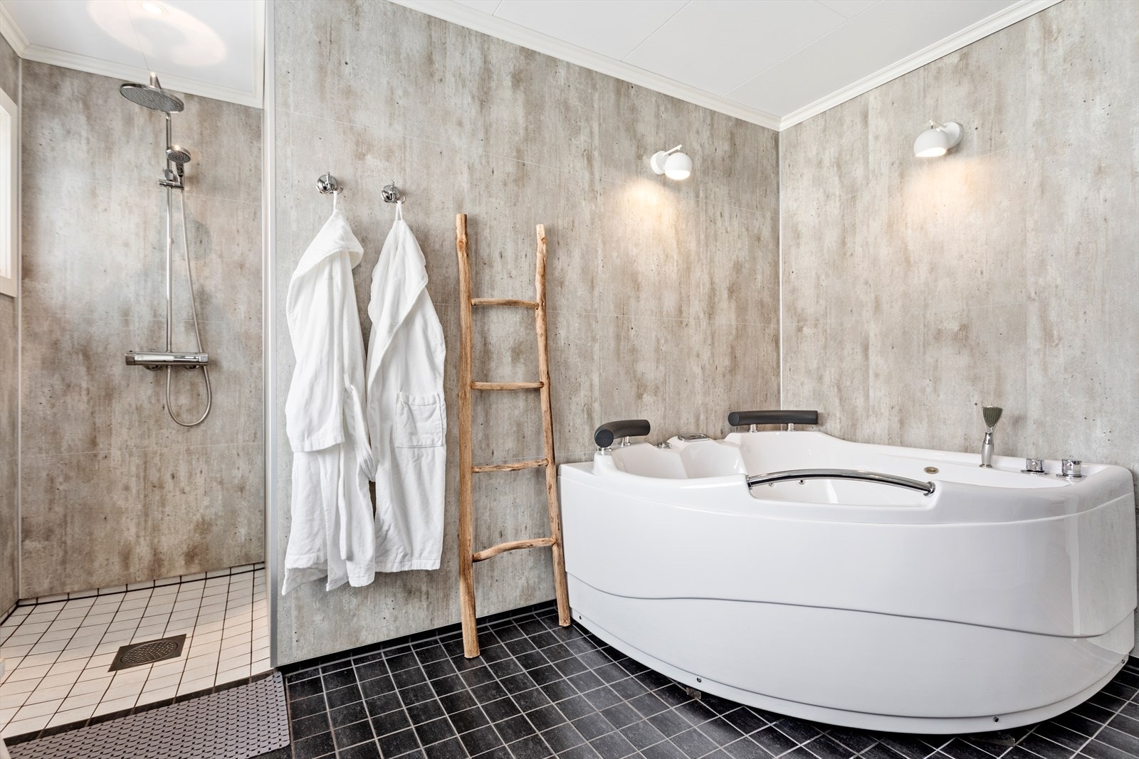 Baderommet er av god storleik og er utført med belegg på golv, og baderomsplater på veggar. Galleribilde