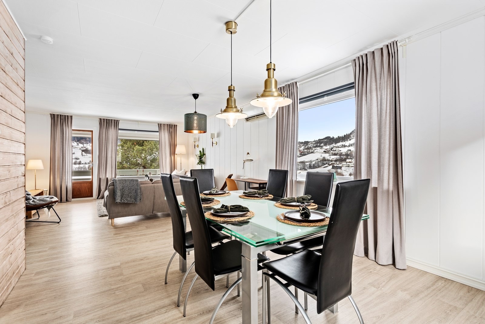 Stova har gode lysforhald og tilkomst ut til overbygd luftebalkong med flott utsikt mot bygdi og Hafslovatnet. Galleribilde