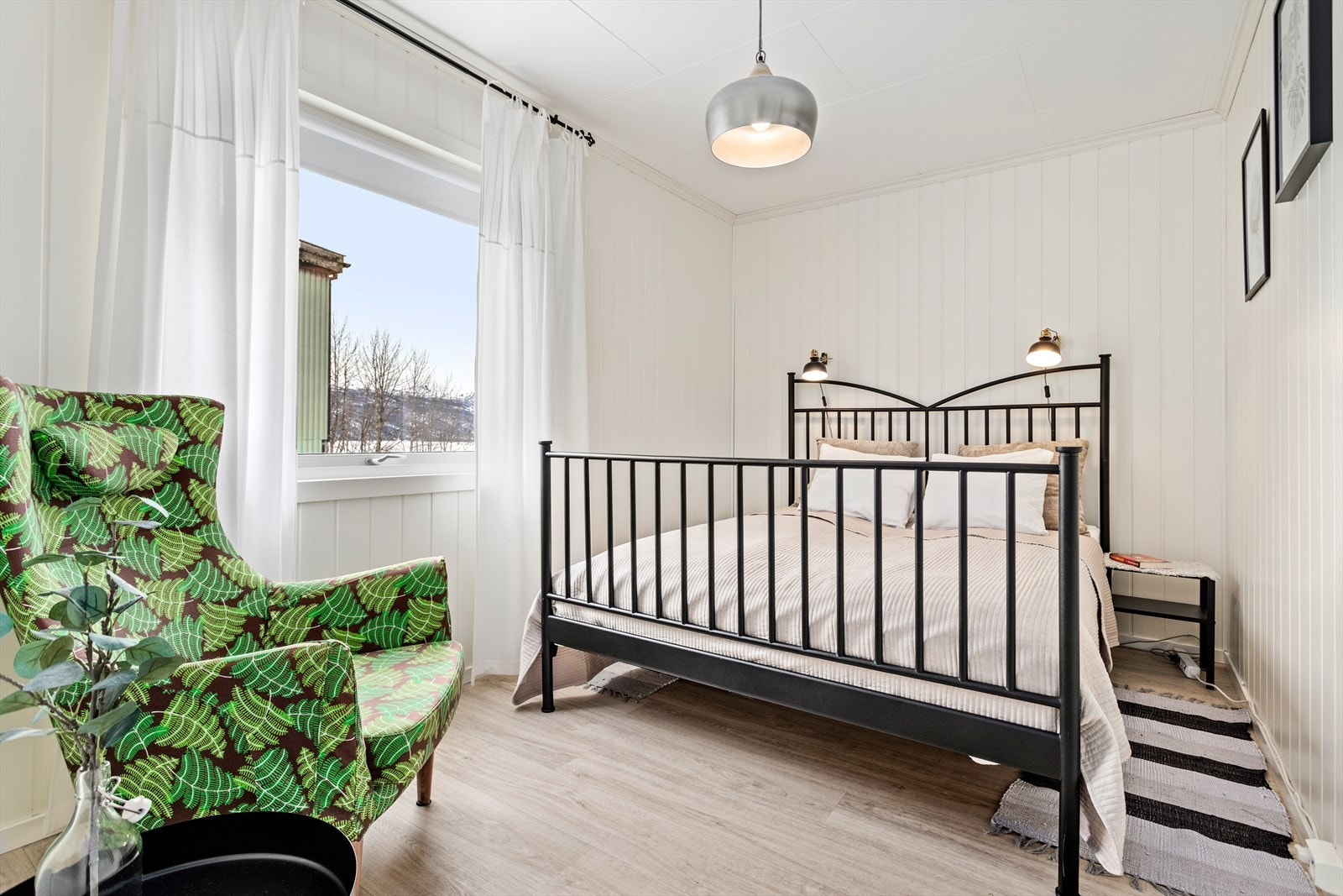 Leilegheita har også 4 soverom der alle har plass til innreiing av f.eks. dobbeltseng og garderobeskåp. Galleribilde