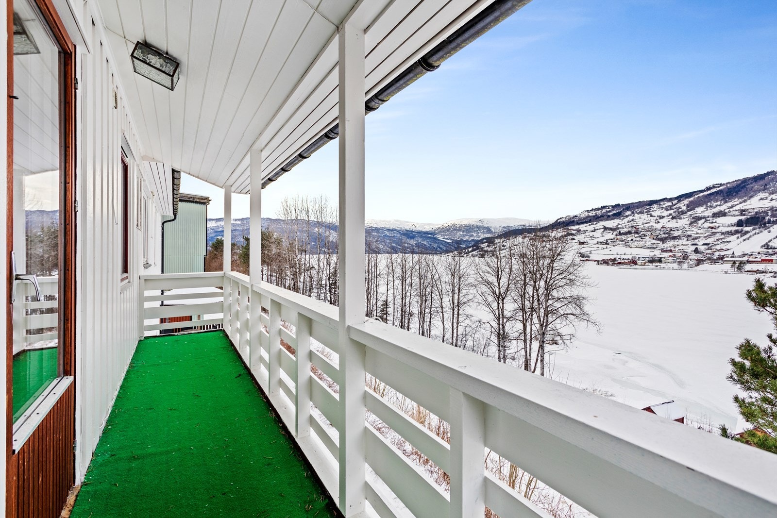 Frå verandaen har ein flott utsikt mot Hafslovatnet og gode solforhald ettermiddag/kveld. Galleribilde