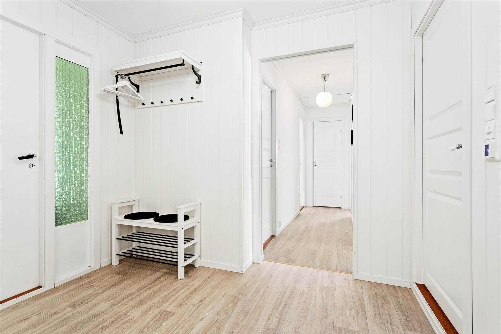 Leilegheita har vindfang som har plass til gardeobeskåp viss ein ynskjer det, ellers er det plass til oppheng av ytterklede i gangarealet også. Galleribilde