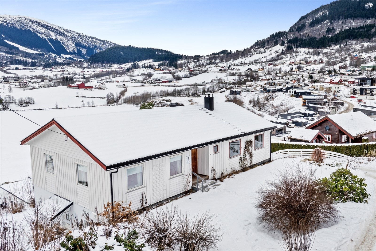 Leilegheiten ligg i 1.etg. og går over heile etasjen. Tilkomsten er på oppsida av bustaden. Galleribilde