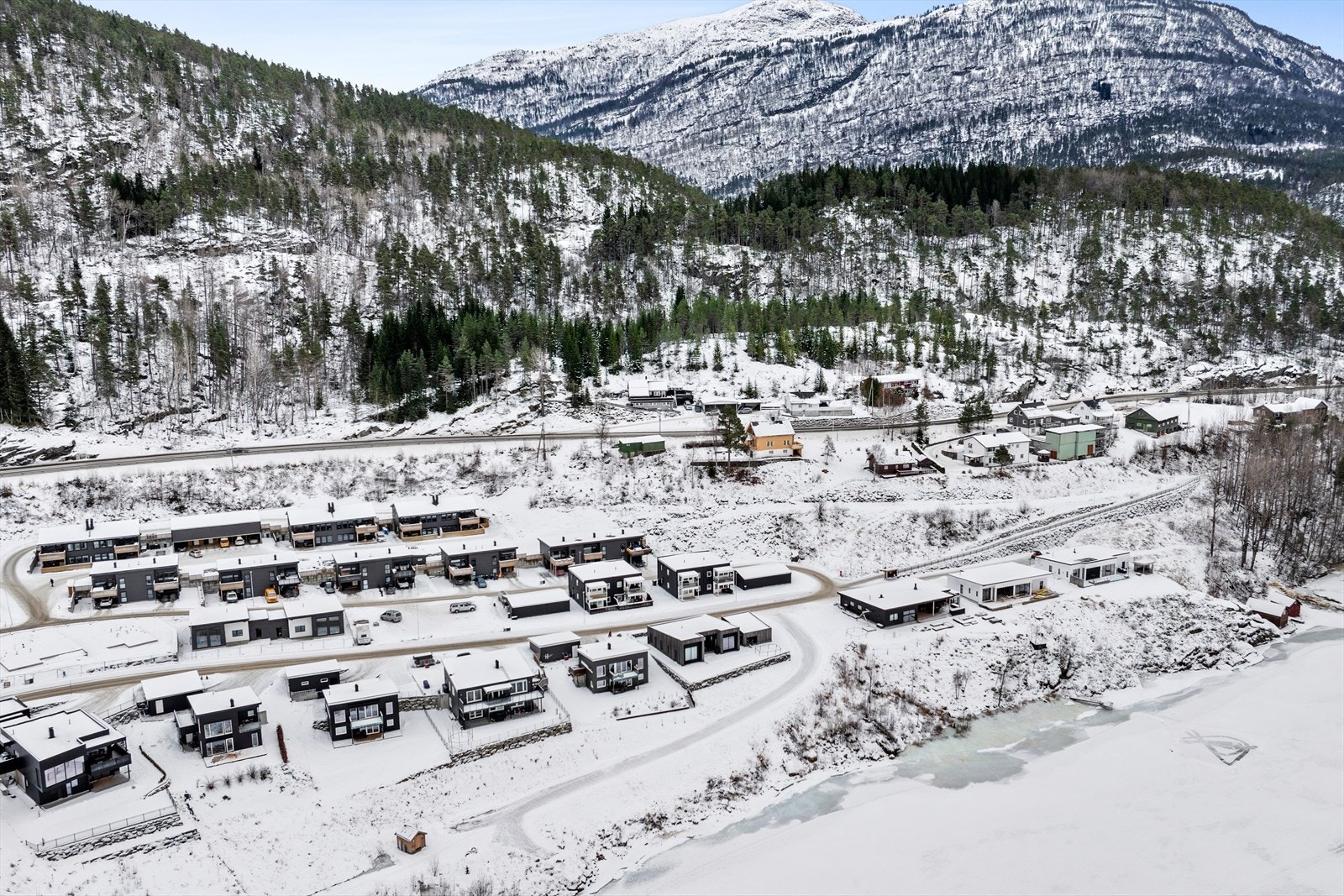 Hafslo er ei attraktiv bygd å bu i og det har vore stor tilflytting siste åra i samband med bustadfelta som har vore utbygde her. Galleribilde
