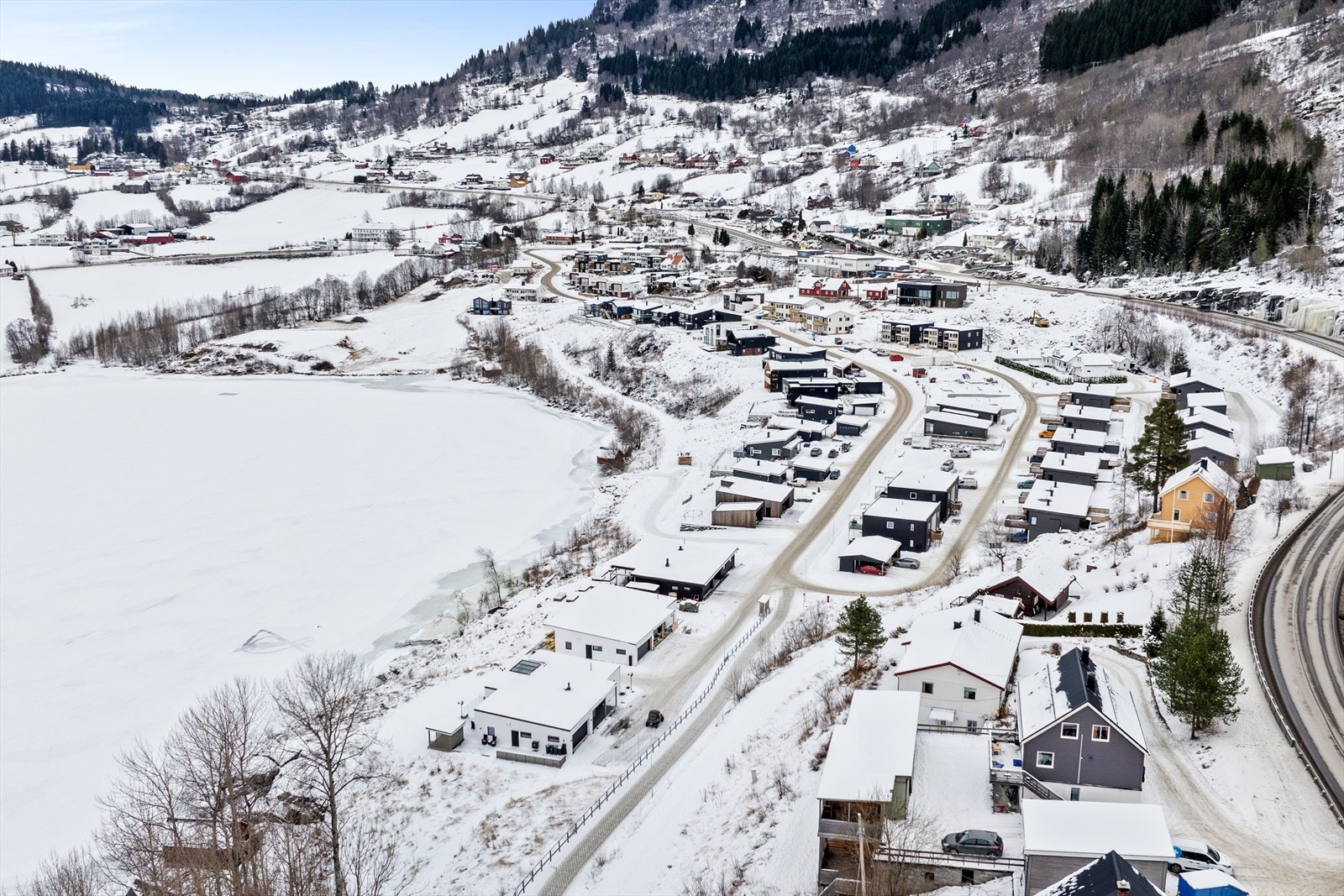 På nedsida av bustaden er det gang og sykkelveg til barnehage, skule, nærbutikk, idrettsplass og bensinstasjon. Galleribilde