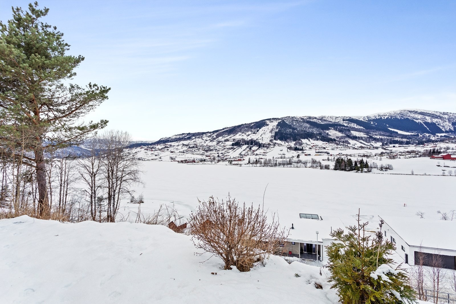 Hafslovatnet har gode bade- og fiskemoglegheiter. Her kan ein også gå på skøyter og isfiske vinterstid. Galleribilde