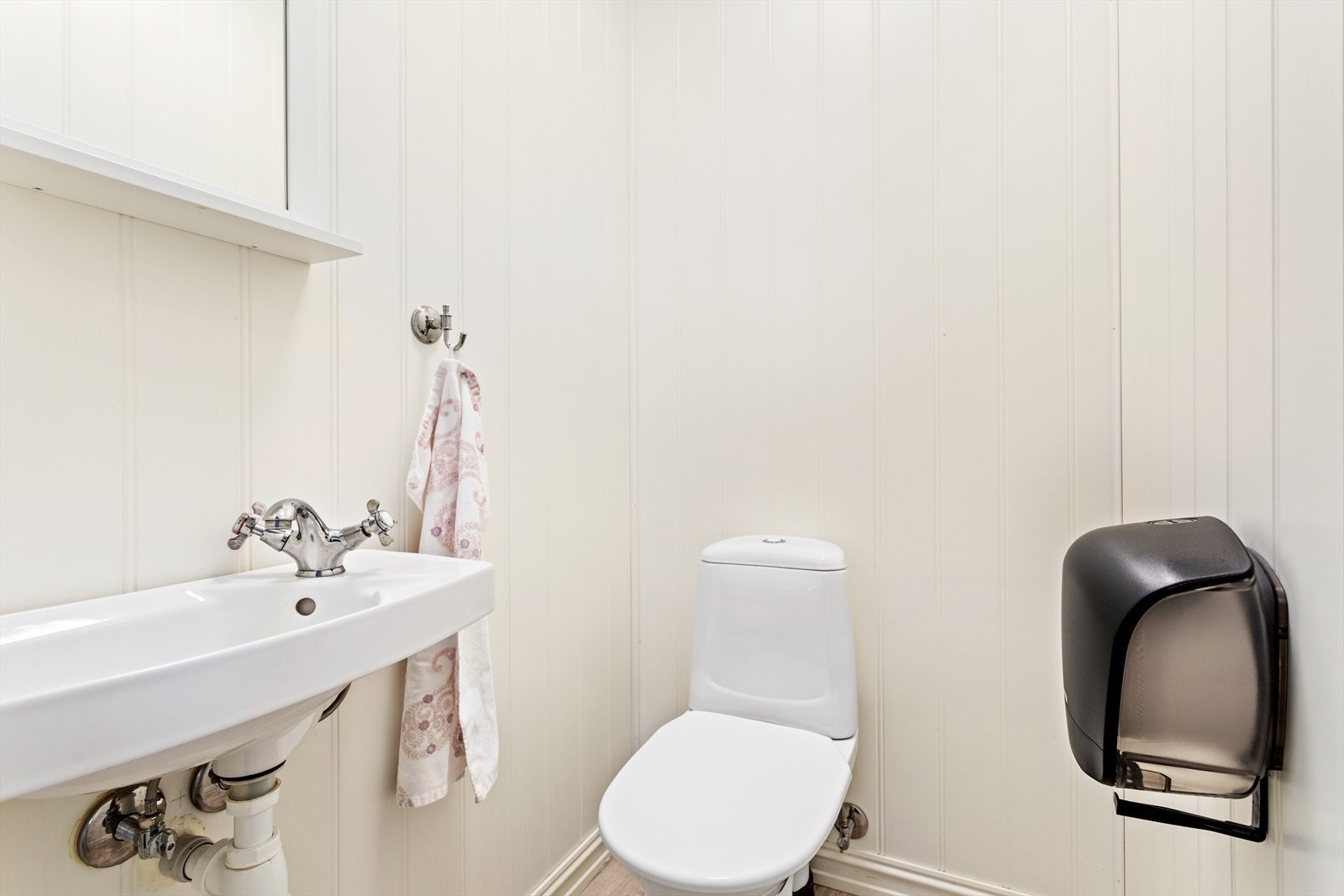 Eit ekstra toalett er alltid kjekt å ha! Her er det belegg på golv og ferdige veggplater, MDF. Galleribilde