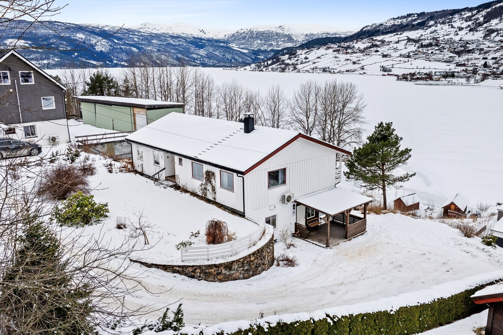 Det er tiltenkt 2 parkeringsplassar utanfor leilegheita. (Nokre planter blir fjerna då) Galleribilde