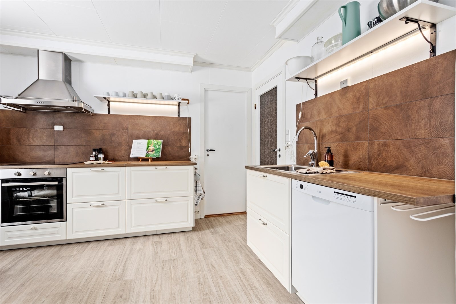 Kjøkkenet har innreiing med lyse profilerte frontar. Galleribilde