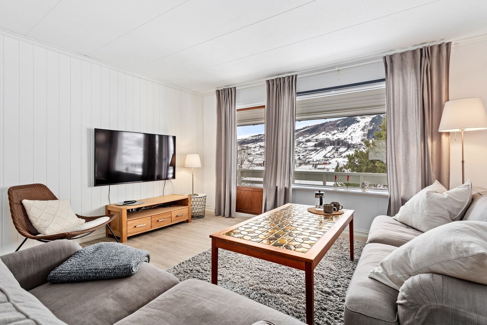 Stova har ei fin utforming og kan lett innreiast med både sitte- og etegruppe. Galleribilde