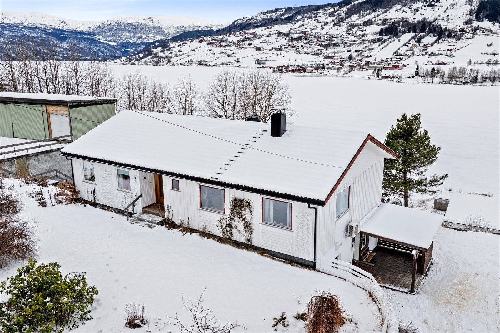 Der er nærmast trappefri tilkomst frå hagen og bustaden inneheld entré, vindfang, 2 boder, gang, 4 soverom, bad, wc, vaskerom, stove og kjøkken. Galleribilde