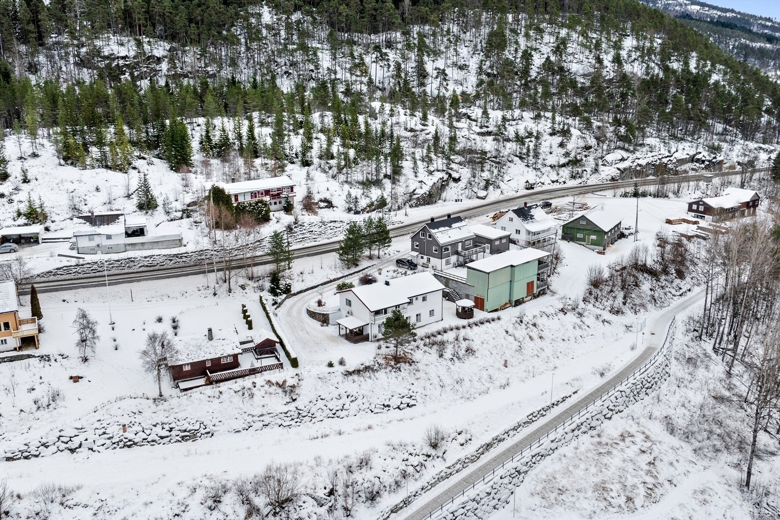 Det er gåavstand til busshaldeplass der du har fleire daglege avgangar til Sogndal og Gaupne. Galleribilde