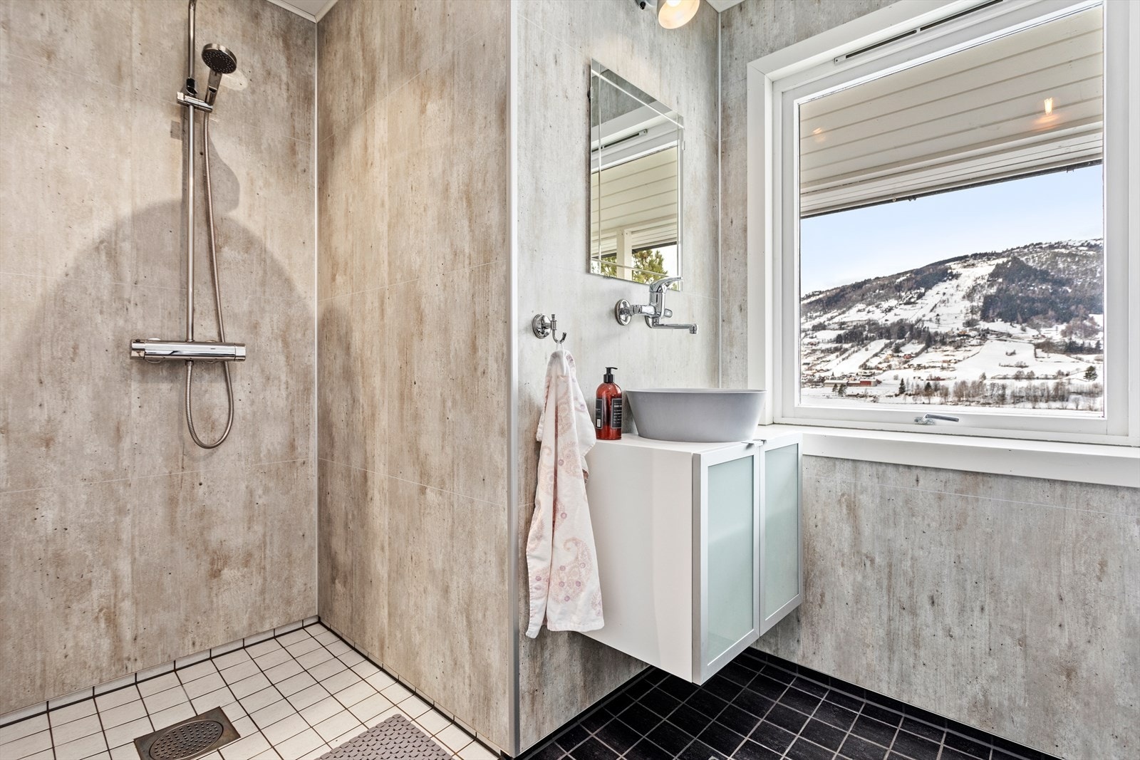 Ein har også dusjnise og servant med underskåp. Det er nytta baderomsplater på veggar og kvite himlingsplater i taket. Galleribilde