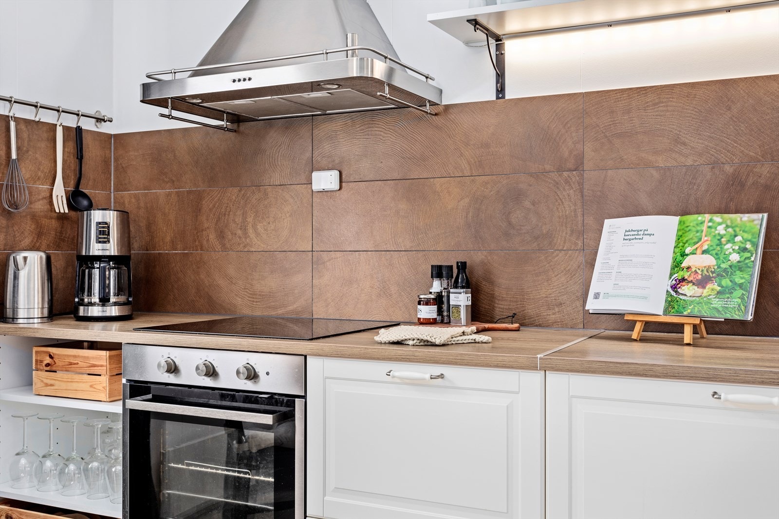 Kvitevarer består av komfyr og oppvaskmaskin som er innebygd. Galleribilde