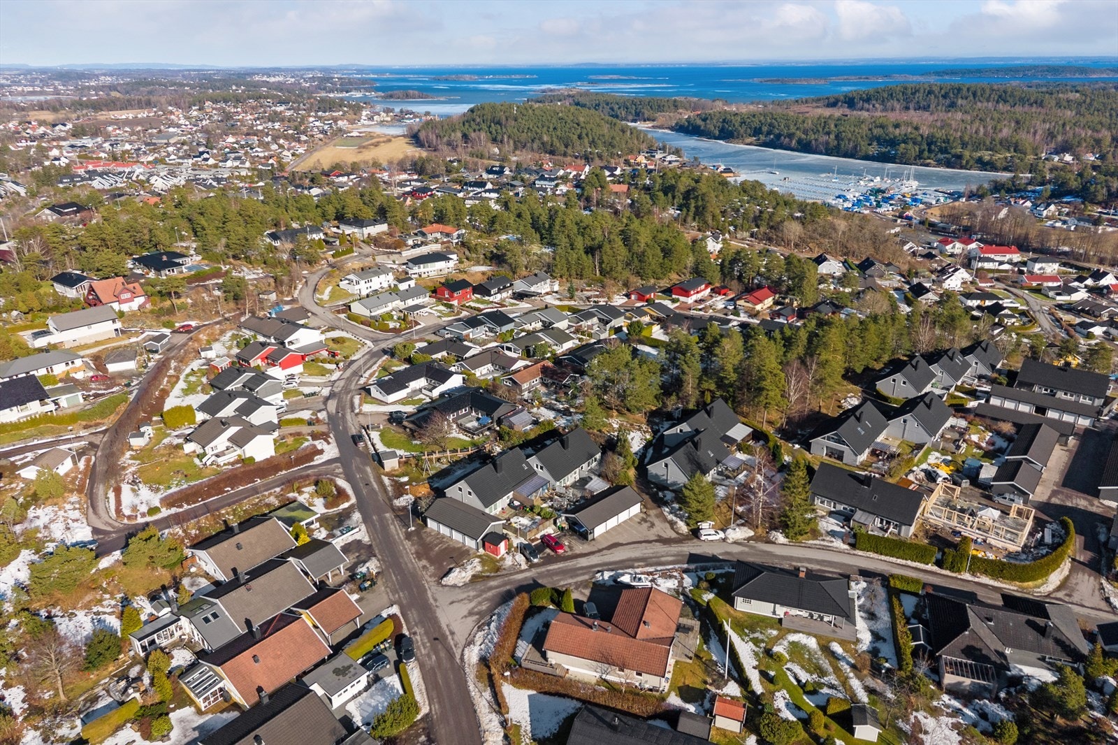 Området er stille og rolig, med fine tur- og skogsområder i nærområde samt badeplasser og småbåthavn. Galleribilde