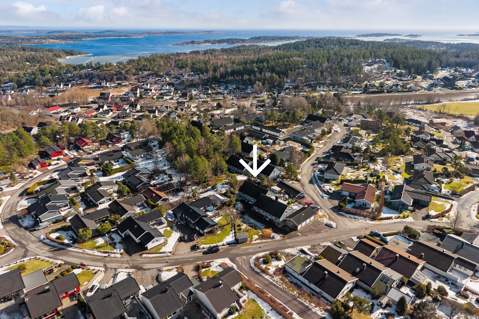 Boligen er beliggende i et veletablert og attraktiv boligområde i Hårkollen/Skallestad. Galleribilde