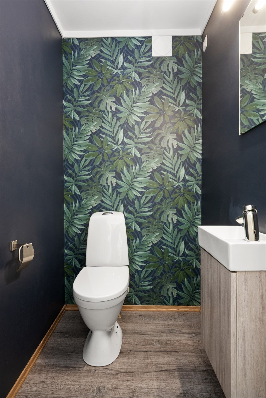 Boligen har et adskilt toalettrom med enkel servantinnredning og toalett. Galleribilde