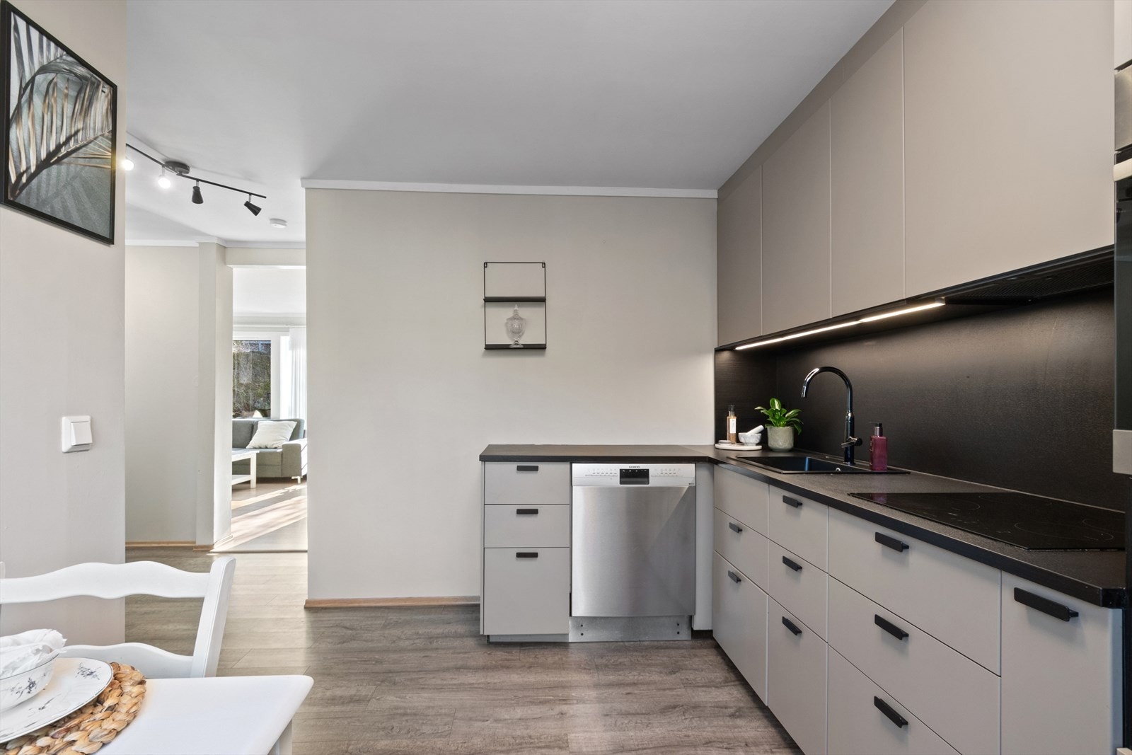 Boligen har en funksjonell planløsning over to etasjer, med lyse rom som gir en trivelig atmosfære. Galleribilde