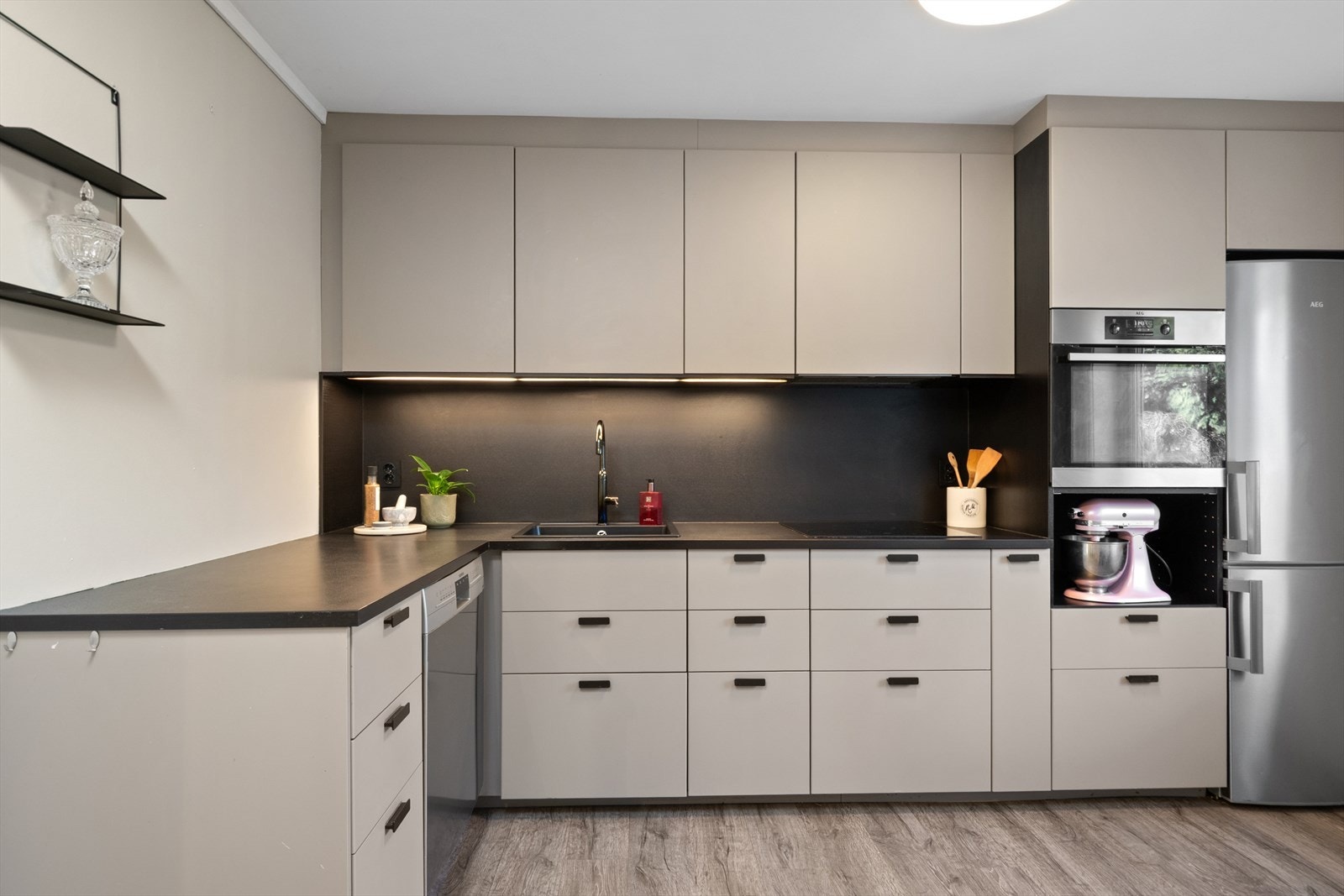 Velholdt og pen tomannsbolig beliggende i en familievennlig boligområde i Hårkollen/Skallestad - Garasje! Galleribilde