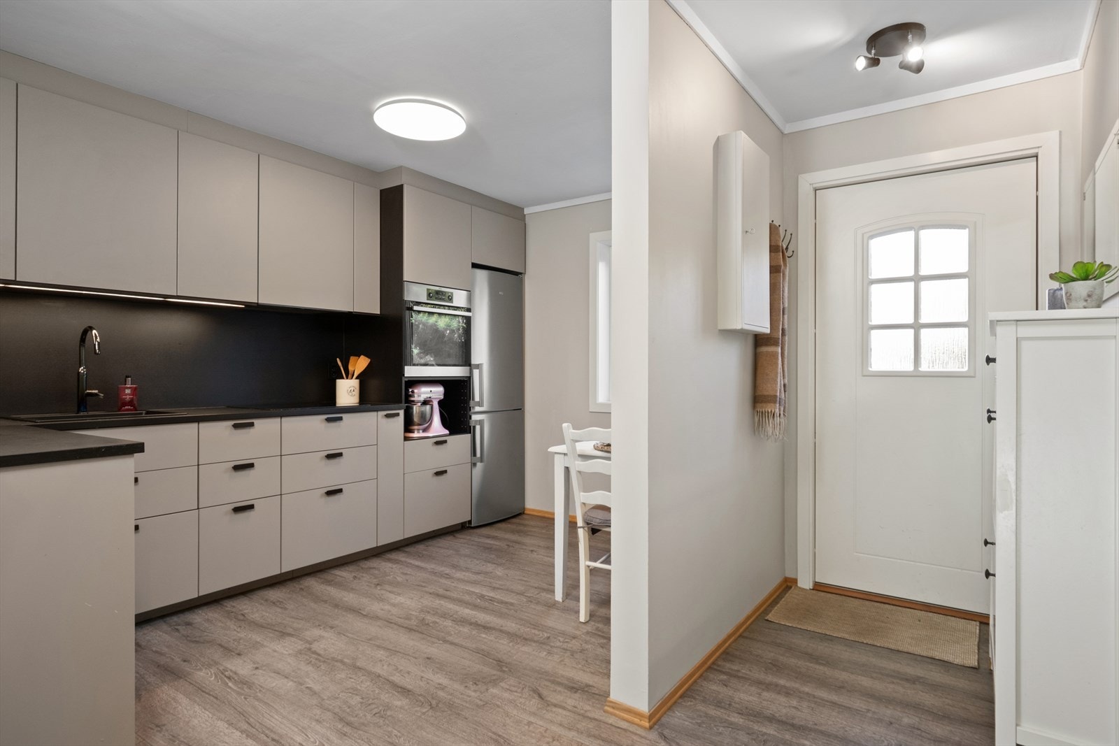 Hyggelig entrè med rom for oppheng av yttertøy og skoskap. Galleribilde