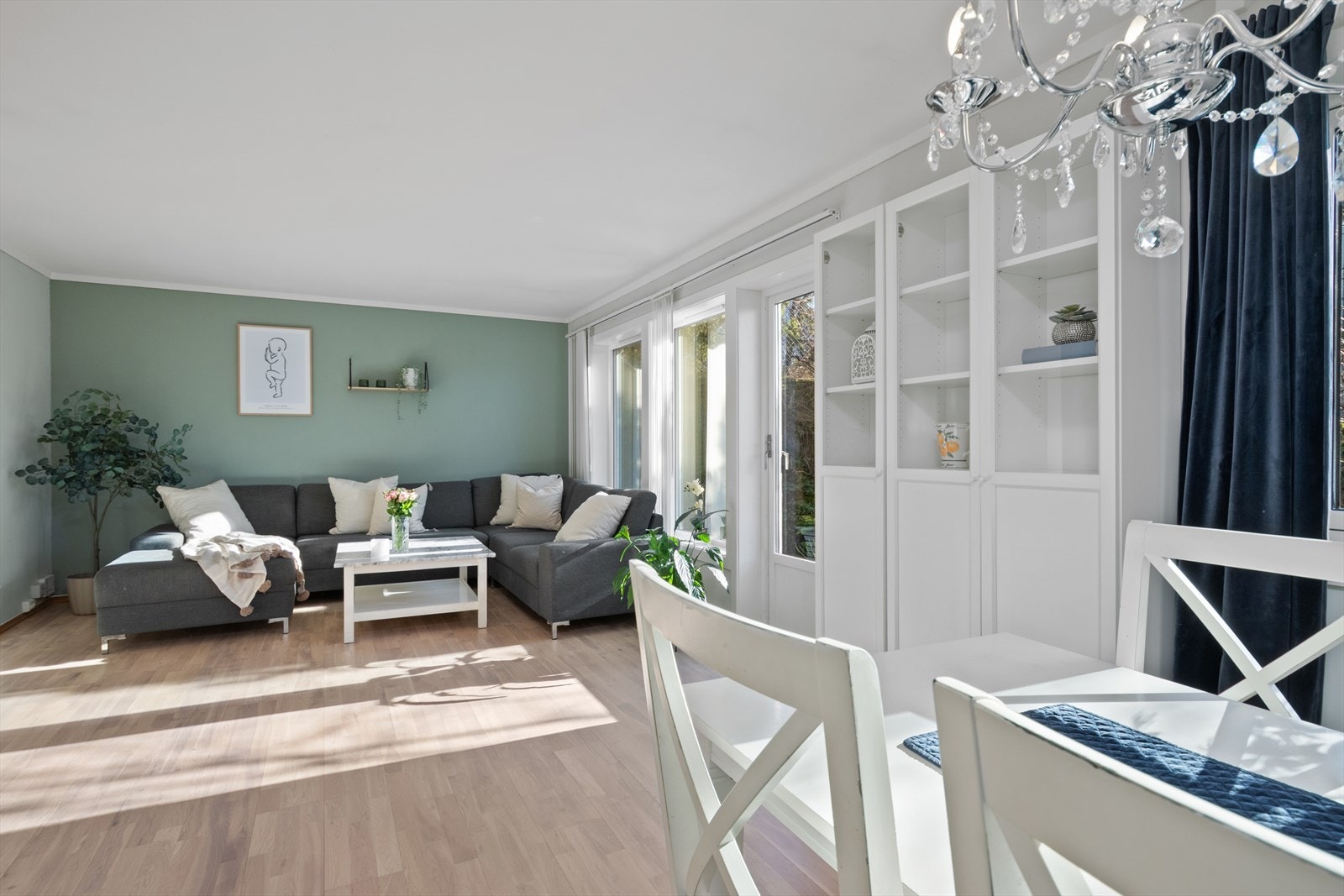 Stuen har en dus grønn konstrastvegg som gir en fin kontrast til det lyse rommet. Galleribilde