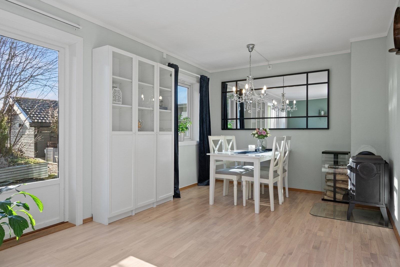 Vindusflatene slipper inn godt med lys og gir rommet en fin romfølelse. Galleribilde