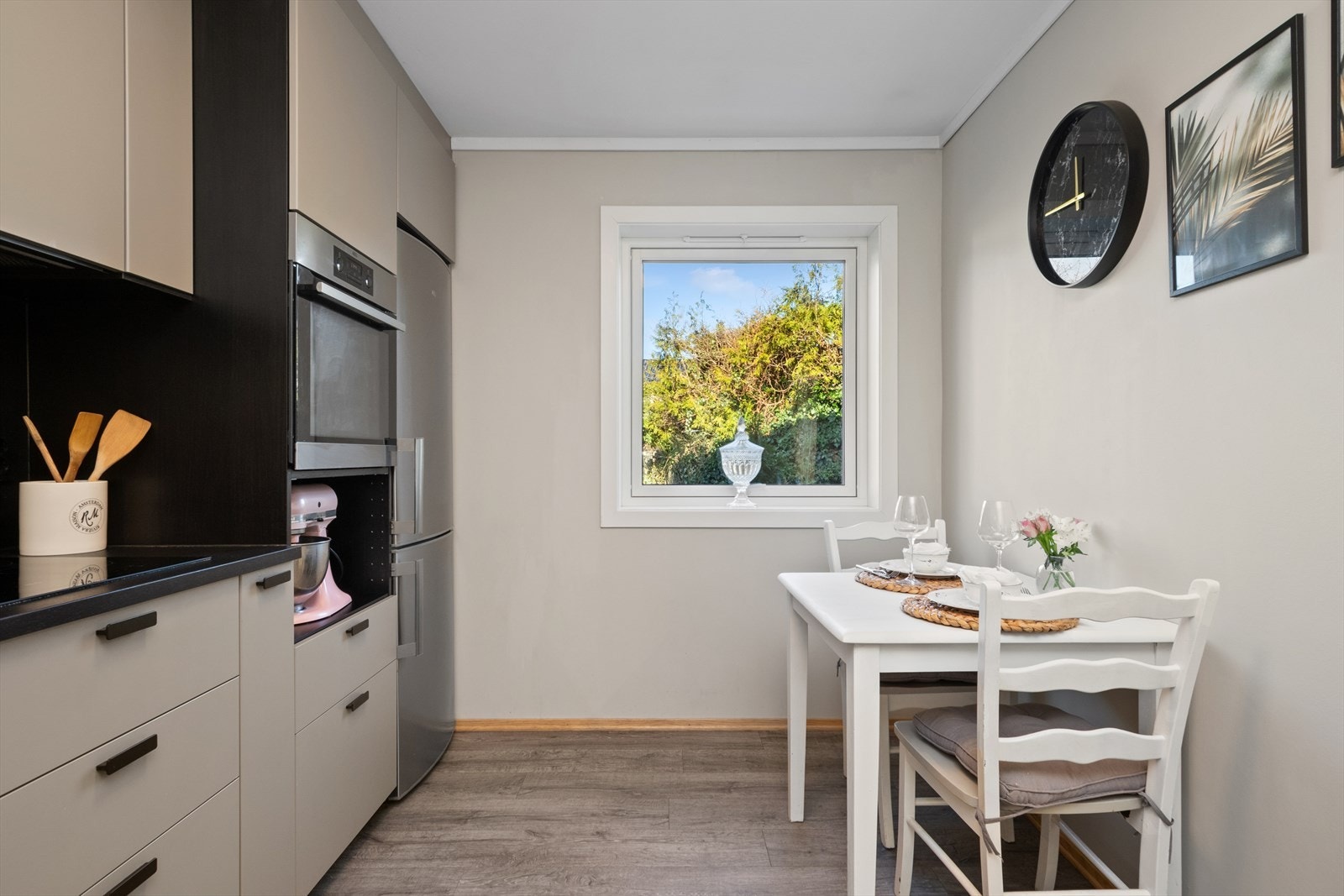 Det er plass til en sittegruppe på kjøkken. Galleribilde