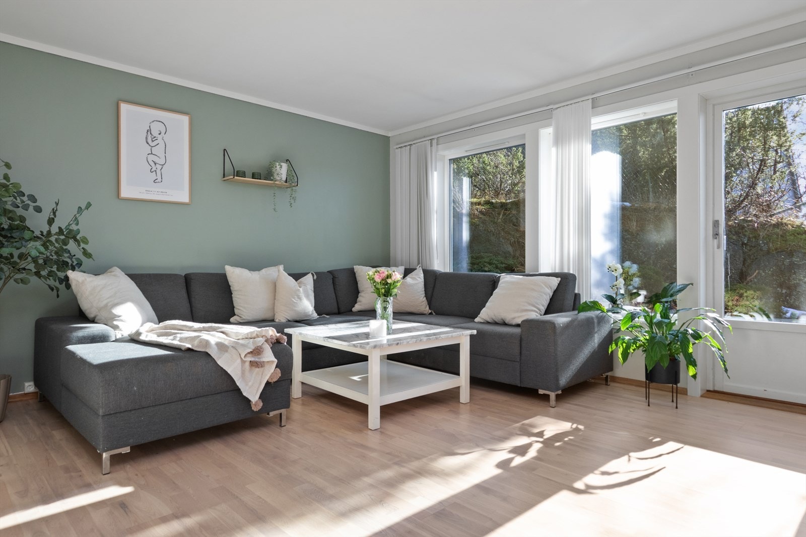 Stuen er i boligens 1.etasje, et lyst og innbydende rom med parkett på gulv og lyse slette vegger. Galleribilde