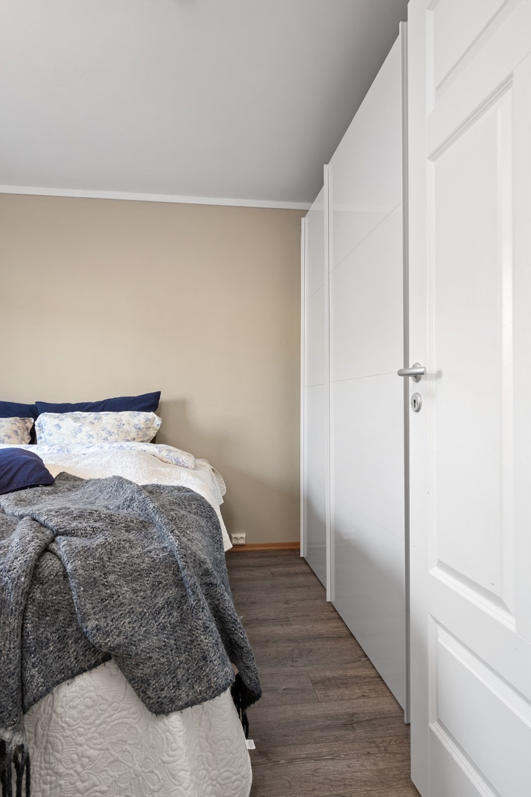 Hovedsoverommet er malt i en moderne og dus fargetone, innredet med dobbeltseng med tilhørende nattbord og garderobeløsning. Galleribilde