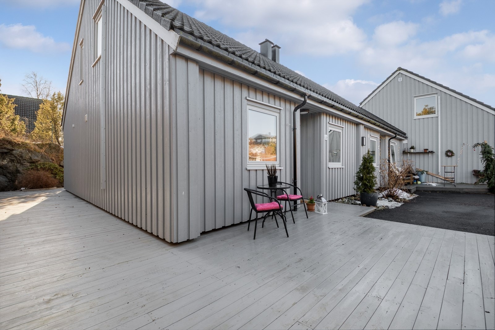 Terrassen strekker seg også på fremsiden av boligen, slik at en kan nyte solen store deler av dagen. Galleribilde