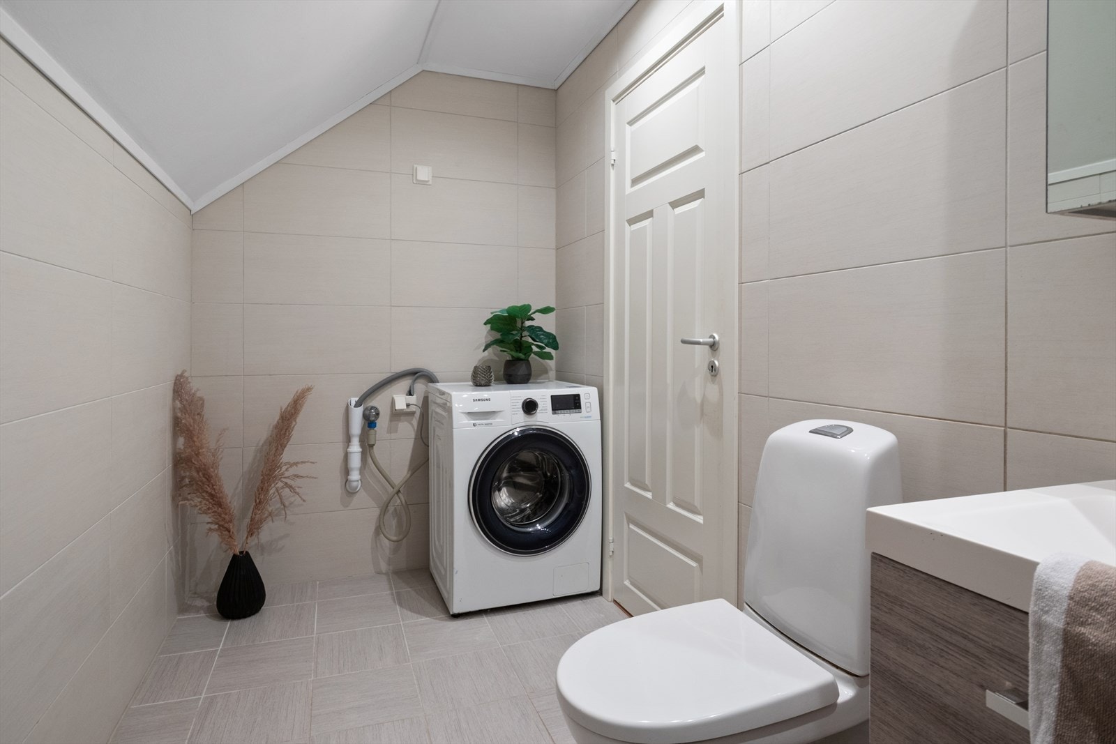 Pent flislagt bad i 2.etasje med varmekabler i gulv. Galleribilde