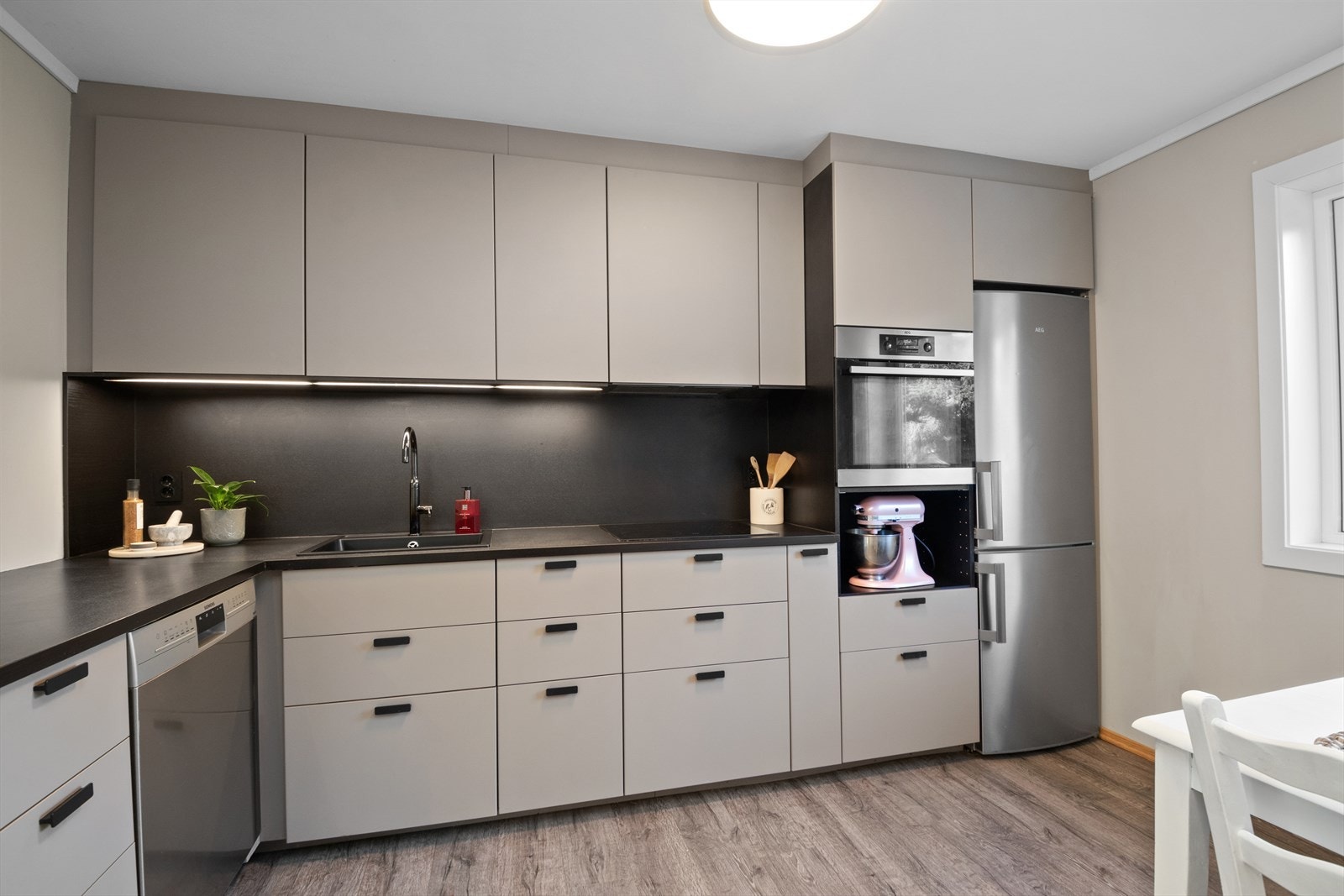 Kjøkkenet er utstyrt integrert induksjonstopp og stekeovn. Opplegg for oppvaskmaskin. Waterguard er montert i benkeskap. Ventilator med utlufting. Galleribilde