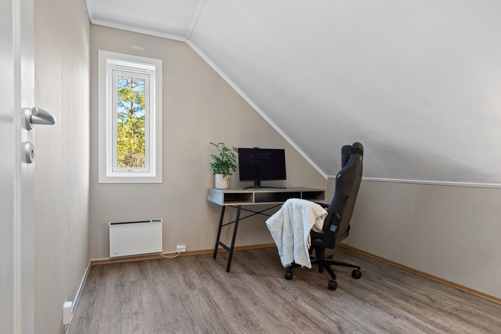 Innredet rom som kontor, rommet er tegnet som bod i 2.etg er i bruk som soverom og det er satt inn vindu som ikke fremkommer på tegning. Galleribilde