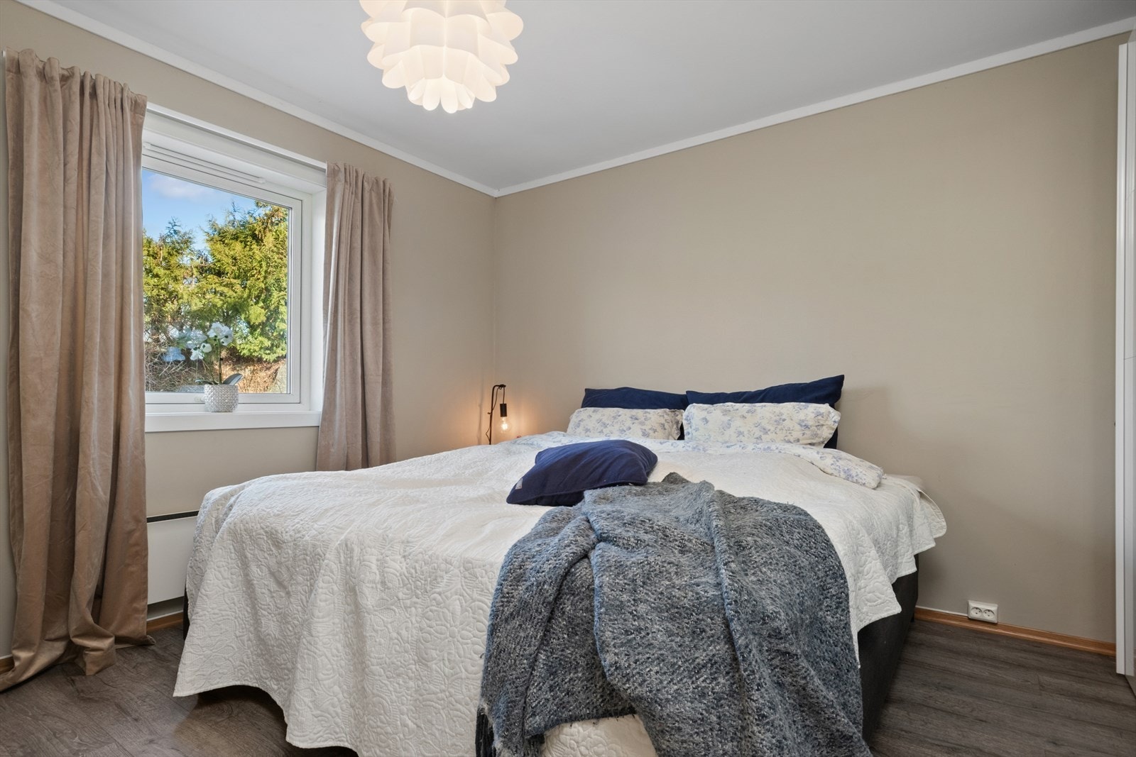 Leiligheten har to godkjente soverom av god størrelse, et i hver etasje. Galleribilde