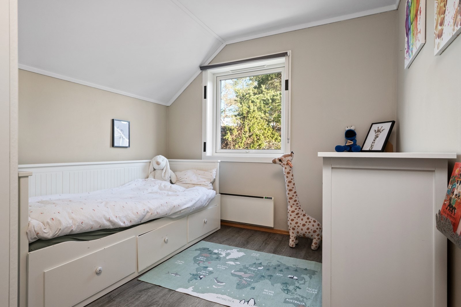 Soverom 2 har gode lysforhold, oppbevaringsløsninger, god plass til seng og utstråler en behagelig atmosfære for avslapning og hvile. Galleribilde