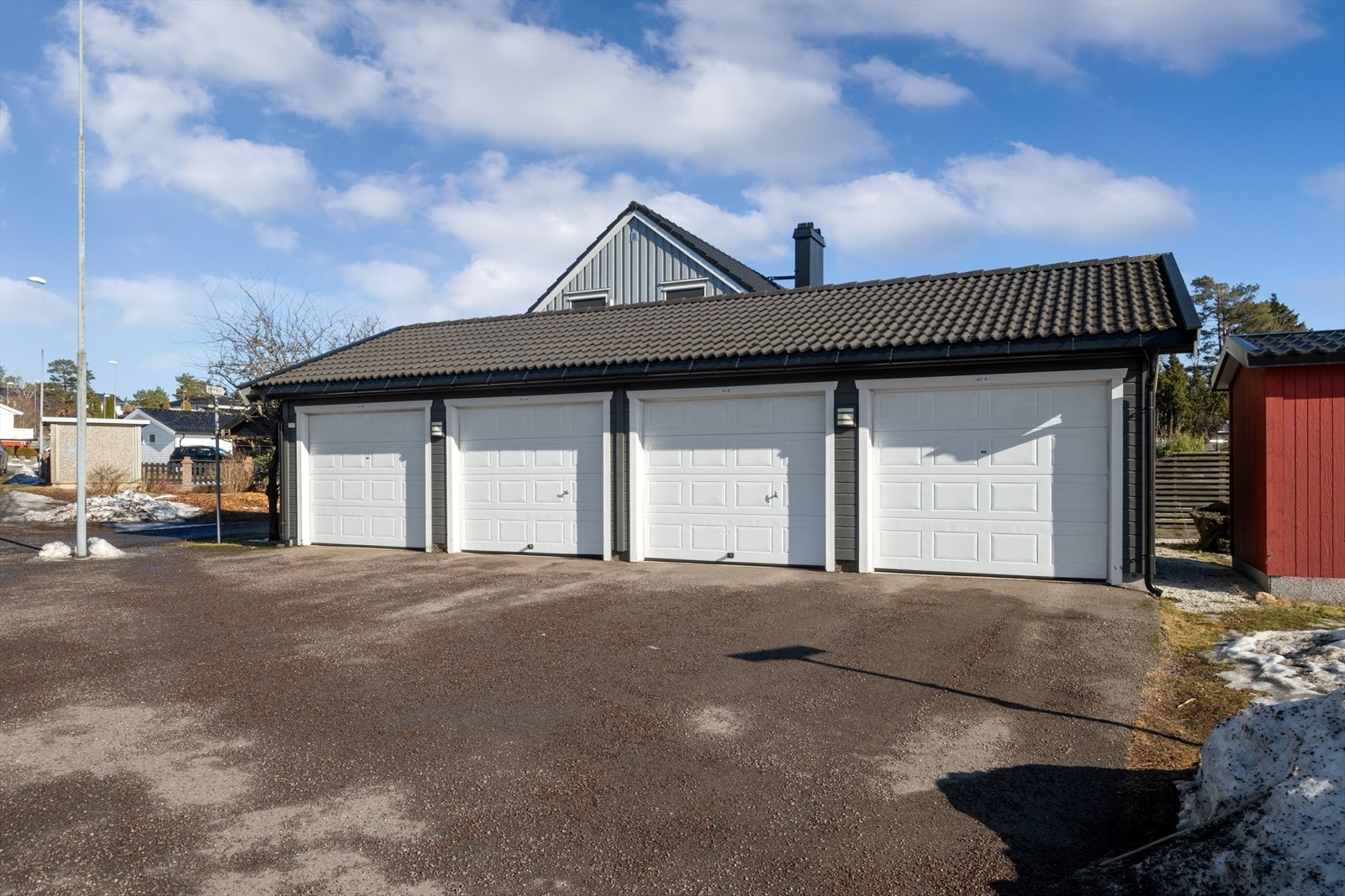 Garasjeplass i felles garasje rekke medfølger. Galleribilde