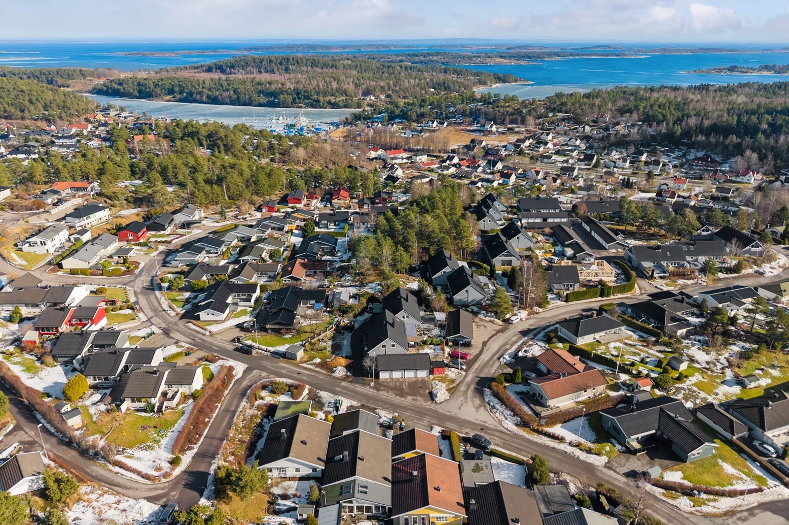 Det er kort vei også til Hårkollen Idrettshall, og dagligvarehandelen kan gjøres på Meny på Skallestad. Galleribilde
