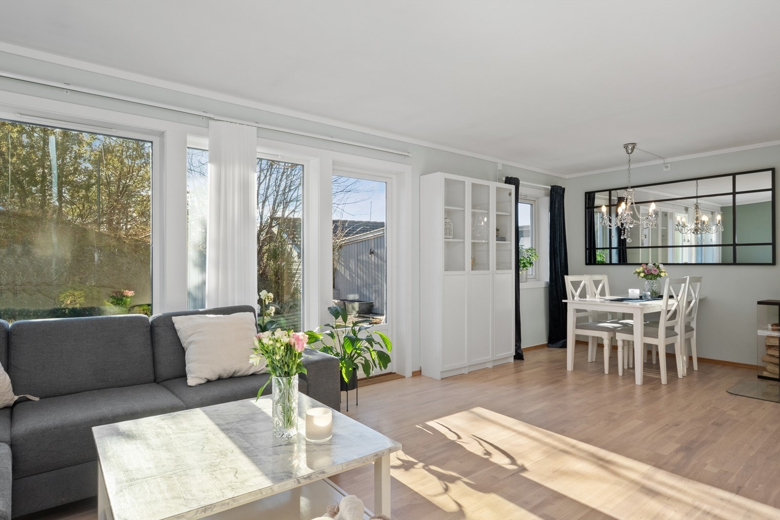 Med god plass til både spisebord og sittegruppe, er dette et fleksibelt område som passer perfekt for både avslapning og samvær. Galleribilde