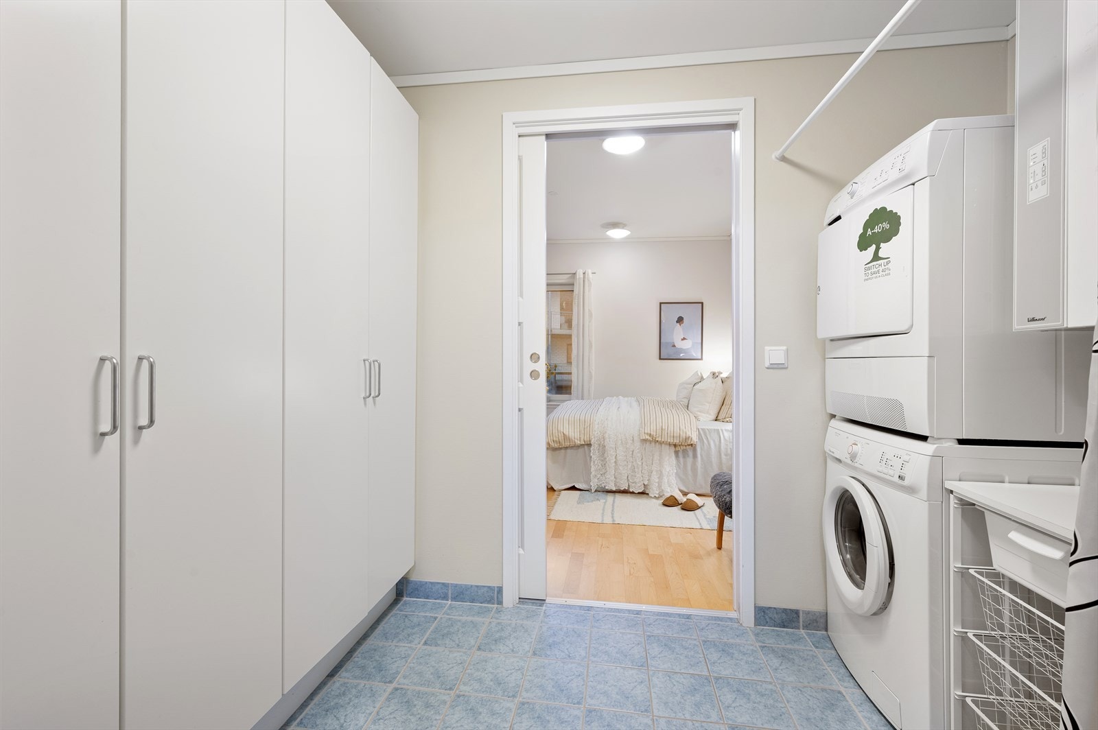 Vaskerommet er på 4,8m² med varme i gulv. Innredet med ventilasjonsaggregat, varmtvannsbereder, stoppekran for vann og opplegg for vaskemaskin. Mekanisk avtrekk. Galleribilde