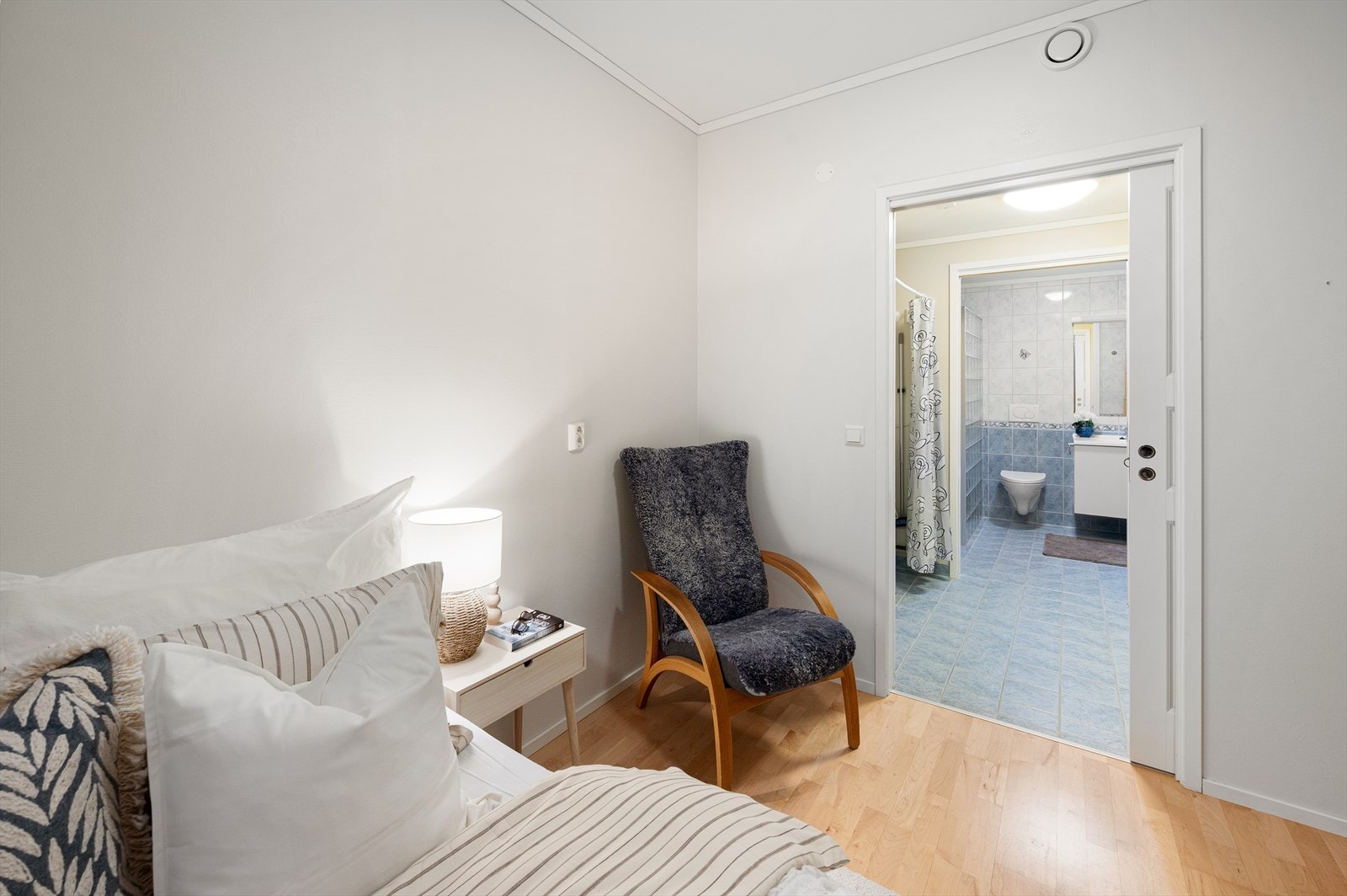 Fra badet er det direkte adkomst til soverommet via vaskerommet. Galleribilde