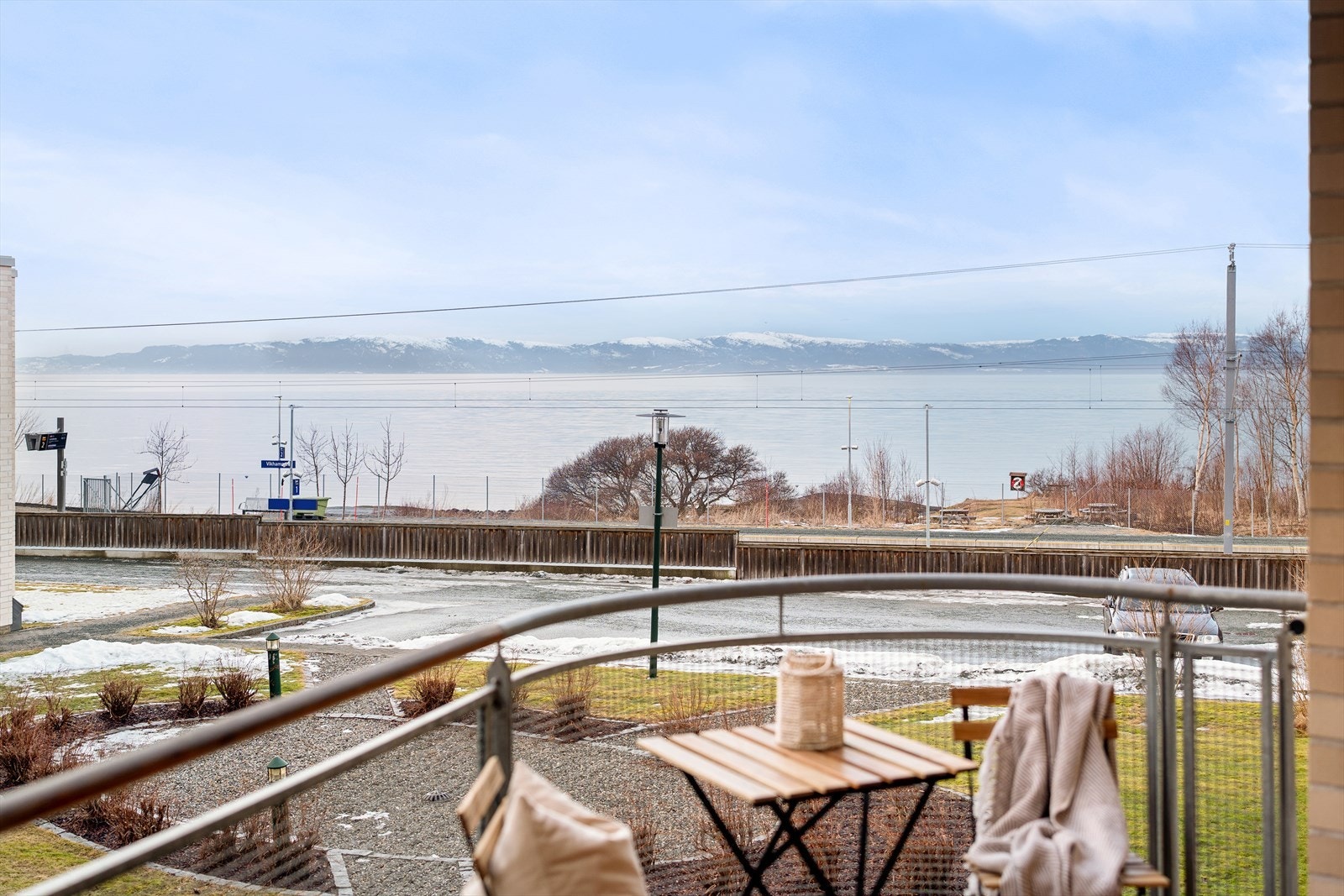 Fra balkongen har man utsikt over Trondheimsfjorden og Fosenalpene. Galleribilde