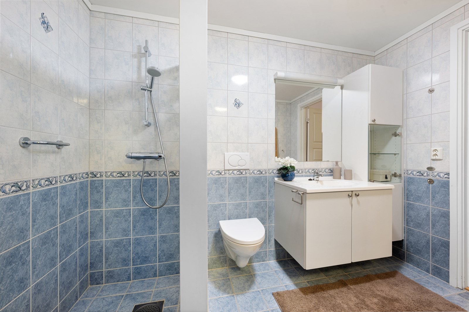 Baderommet er på 5,5m² med behagelig varme i det flisbelagt gulvet. Galleribilde