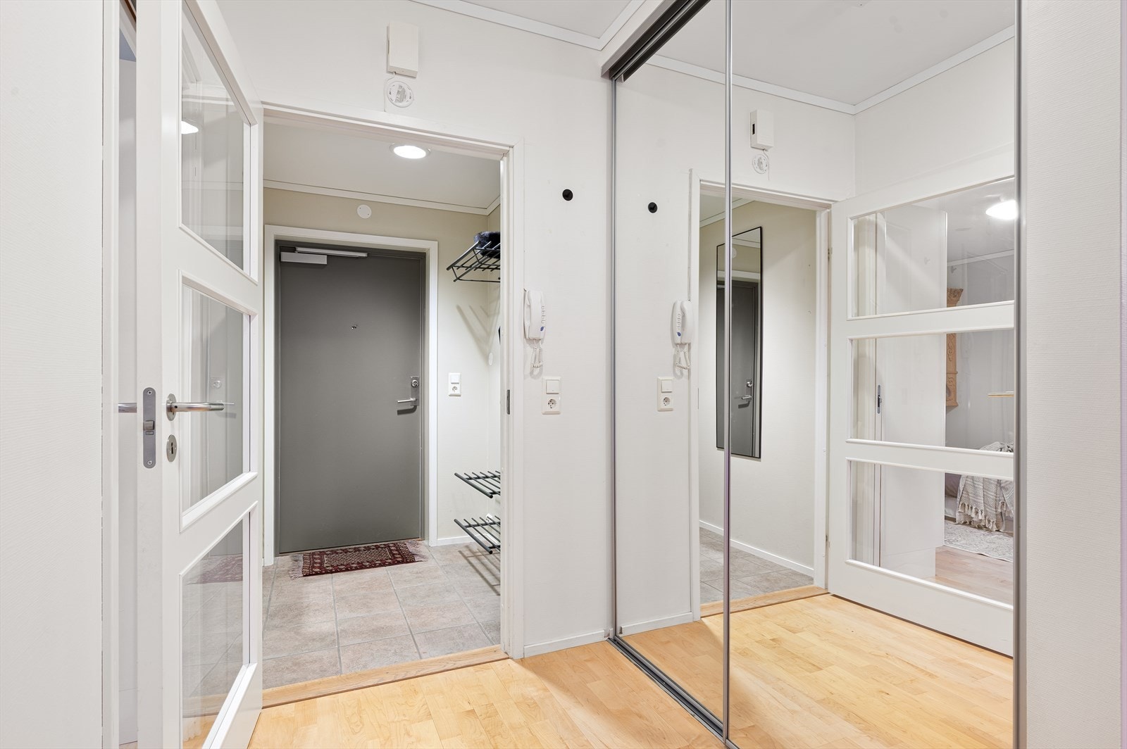 Praktisk skyvedørsgarderobe for oppbevaring av yttertøy Galleribilde