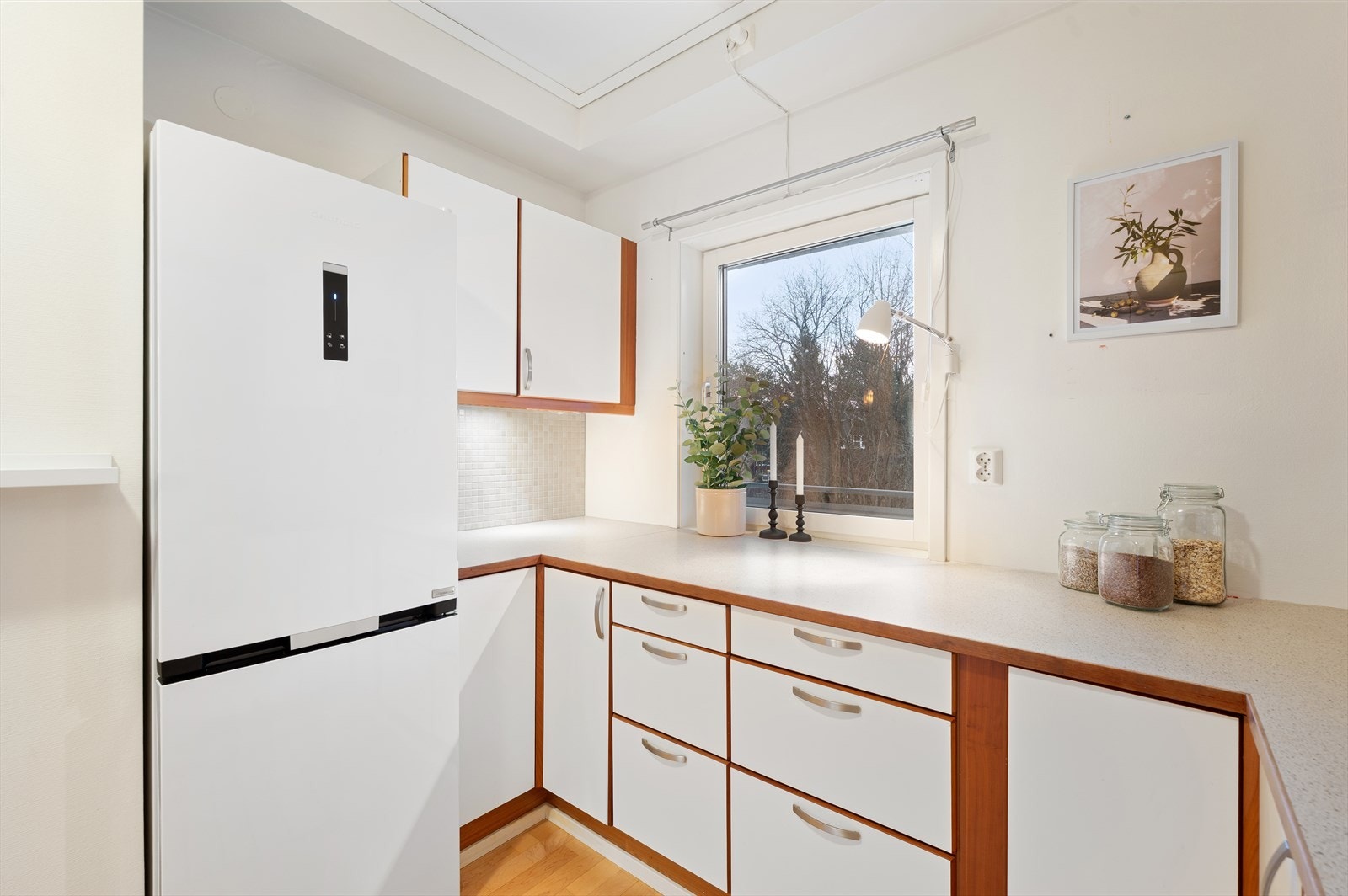 Innredning med mekanisk avtrekksvifte over stekesonen. Det er integrert stekovn, platetopp, oppvaskmaskin, kjøl/fryseskap og mikroovn. Kjøleskap fra 2025 medfølger handelen. Galleribilde