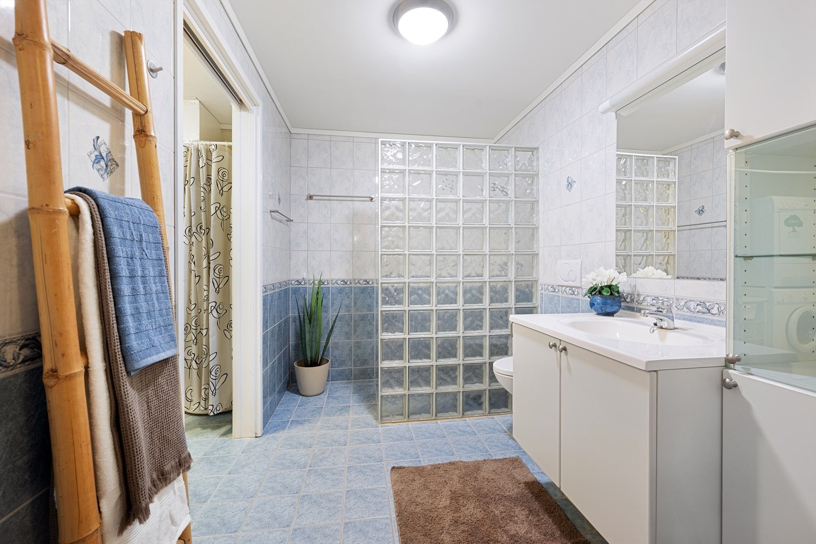 Badet er innredet med servant, vegghengt klosett og dusjnisje. Mekanisk avtrekk. Galleribilde