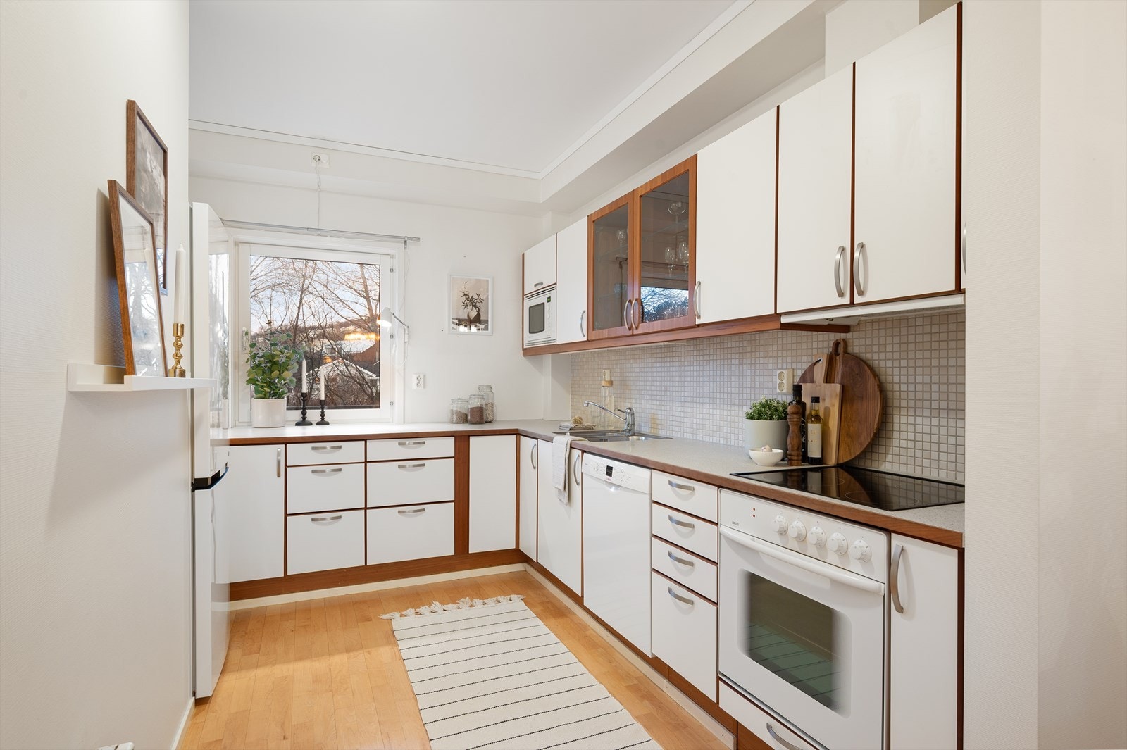 Kjøkkenet er på 8m² med rikelig benkeplass og oppbevaring i over- og underskap Galleribilde